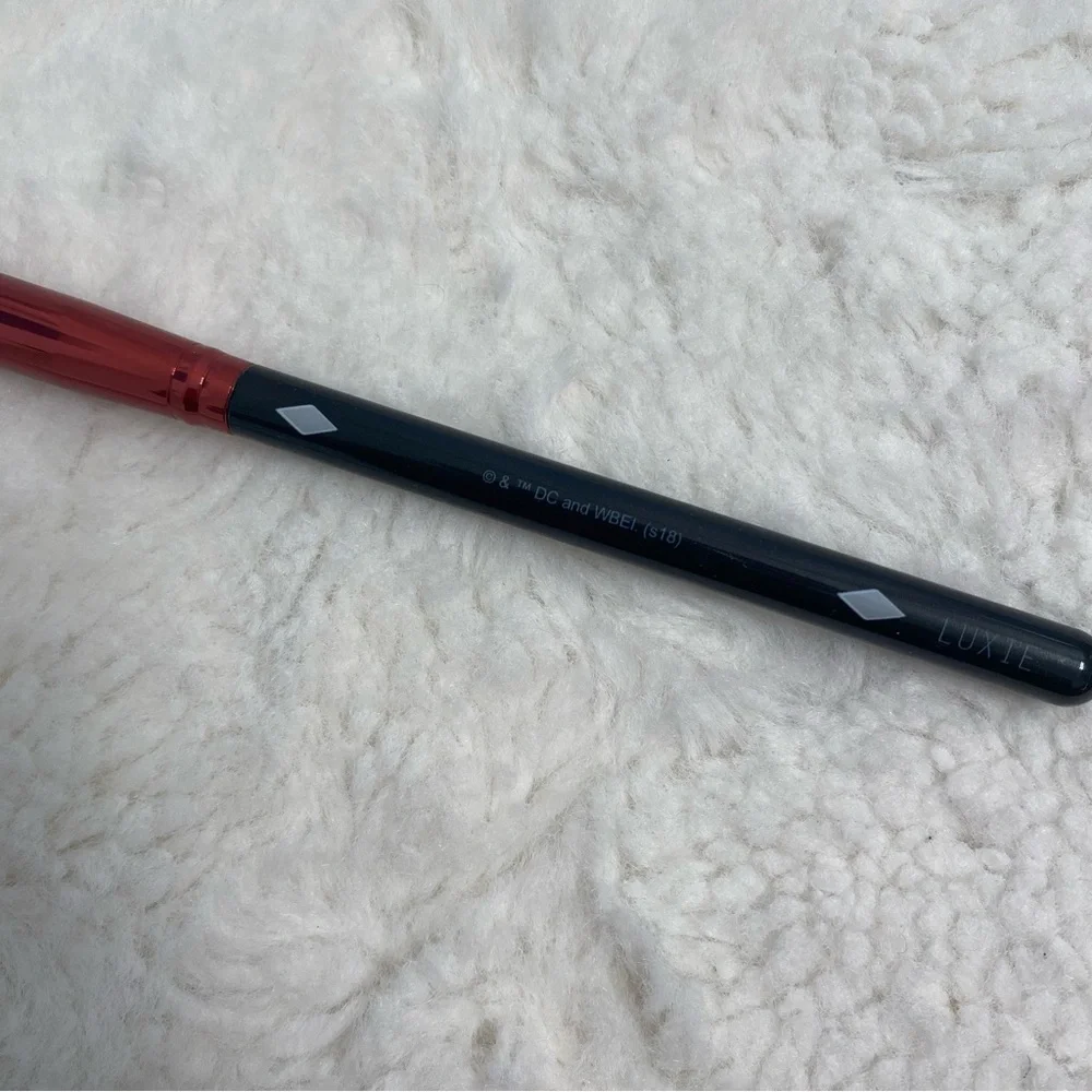 LUXIE Limited Edition Harley Quinn Detail Flat Definer Makeup Brush - Picture 3 of 3